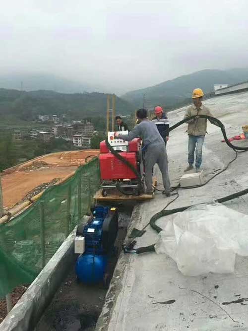 教學(xué)樓屋面聚脲噴涂防腐施工