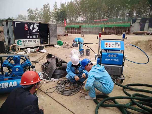 哪種噴涂機能噴聚脲防腐和聚氨酯保溫材料(圖1) 聚脲和聚氨酯兩用噴涂機H5600(T)型安裝培訓(xùn)