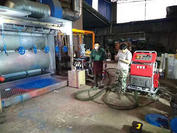 聚脲噴涂機(jī)2大分類6種規(guī)格型號(hào)(圖3) JNJX-H5600(T)機(jī)械防腐耐磨聚脲噴涂機(jī)設(shè)備案例