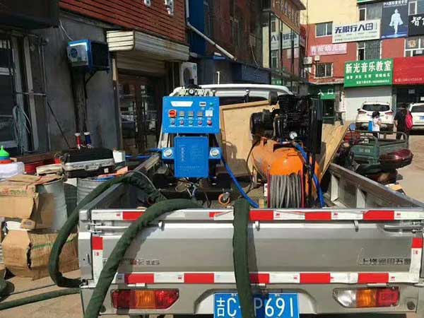 常見建筑外墻保溫有哪幾種形式?聚氨酯保溫每平米價格是多少(圖1) 建筑保溫聚氨酯施工噴涂機施工現(xiàn)場